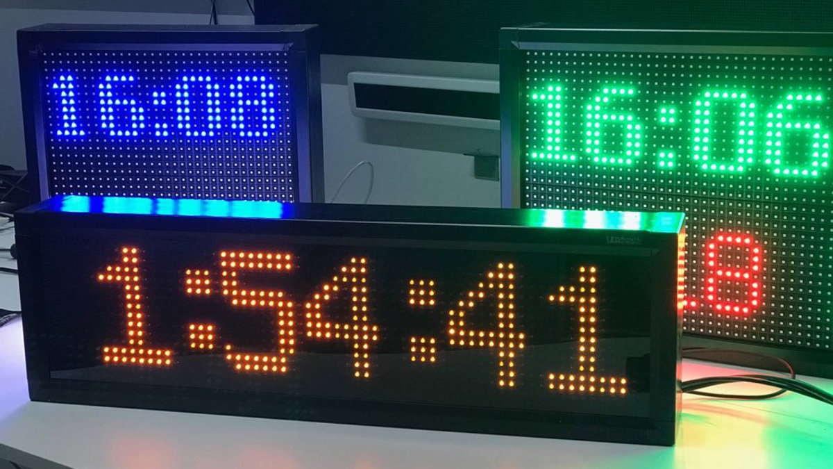 LED pulksteņi un termometri